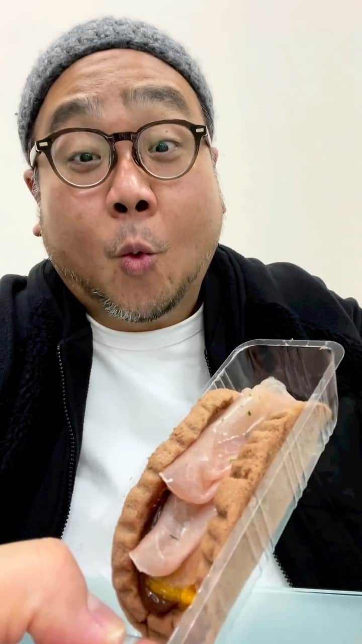 河野真也のインスタグラム：「#おにぎりあたためますか で、#大泉洋 チームが開発した #肉スイーツ #ニクレア！  全道の #LAWSON で売ってます！  #戸次重幸 チームの #口溶けないわらび餅 と合わせてお試しを！  #北海道 限定 #北海道愛がとまらない」