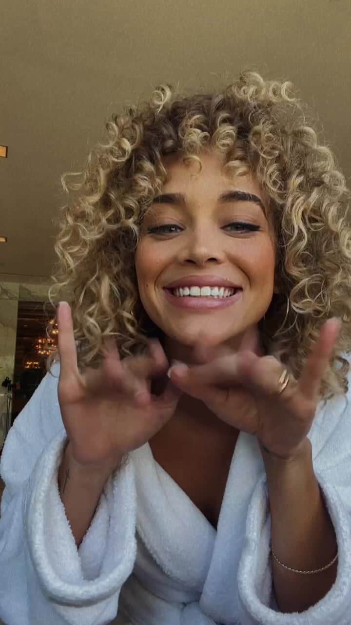 ジャスミン・サンダースのインスタグラム：「LIVE and direct ‼️」