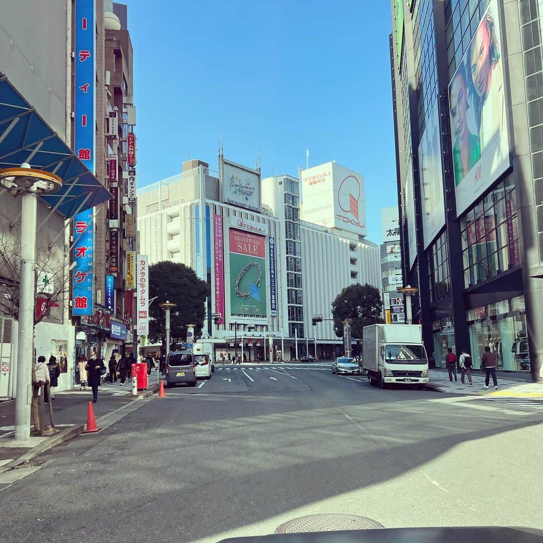 梅宮アンナさんのインスタグラム写真 - (梅宮アンナInstagram)「渋谷区上原で産まれて、松濤で育ったわたし。 長年大変お世話になり、沢山の思い出が詰まった渋谷東急本店が今月31日閉店となります🥺 悲しいな。。本当に。。 昨日ストーリーにアップしたら、沢山の方々から、私同様に悲しいとコメントを頂きました。 やはり渋谷を知る大人には辛い事なんですよね😥 渋谷を象徴する存在だった 東急本店。 無くなるのは大変悲しい。 この風景が変わるなんて💦💦  #東急本店  #渋谷区  #街が変わってしまう #東急本店閉店  #解体が始まる  #2023年1月31日」1月20日 6時23分 - annaumemiya