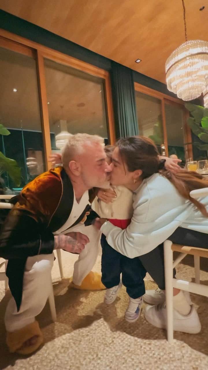 のインスタグラム：「Our sweet girl 🥹 now her favorite game is 1, 2, 3… kiss 😘 and then cuddles bigger than her 🥰 we are so lucky to have her!  ——— Nuestra pequeña 🥹 el juego del momento para ella es contar 1, 2, 3… y besos! 🥰 luego caricias más grandes que ella 🥹 somos tan afortunados de tenerla!」
