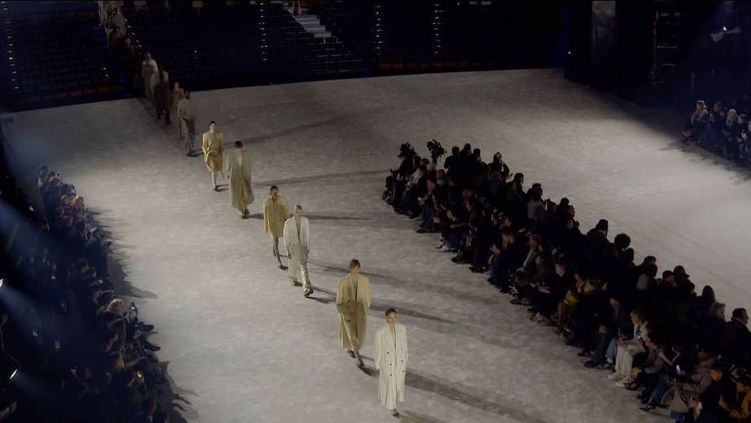 アミ アレクサンドル マテュッシのインスタグラム：「Prelude: an introduction, the opening of a new chapter.   Relive Ami's Women's and Men's  Fall Winter 2023  show set on the scene of the Opéra Bastille in Paris.   Designed by @alexandremattiussi9  Styling - @mr_carlos_nazario  Casting - @dmcasting, @piergiorgio, @samuel_ellis  Set - @oboglobal  Soundtrack - @akusmi, @moses  Beauty - @adrienpinault, @benjaminmullerhair, @alexandrajanowski  Movement Director – @gladys_lady  Movie Direction - @mathieu_brechoire @cameralucida2     #AmiParis #AmiFW23」