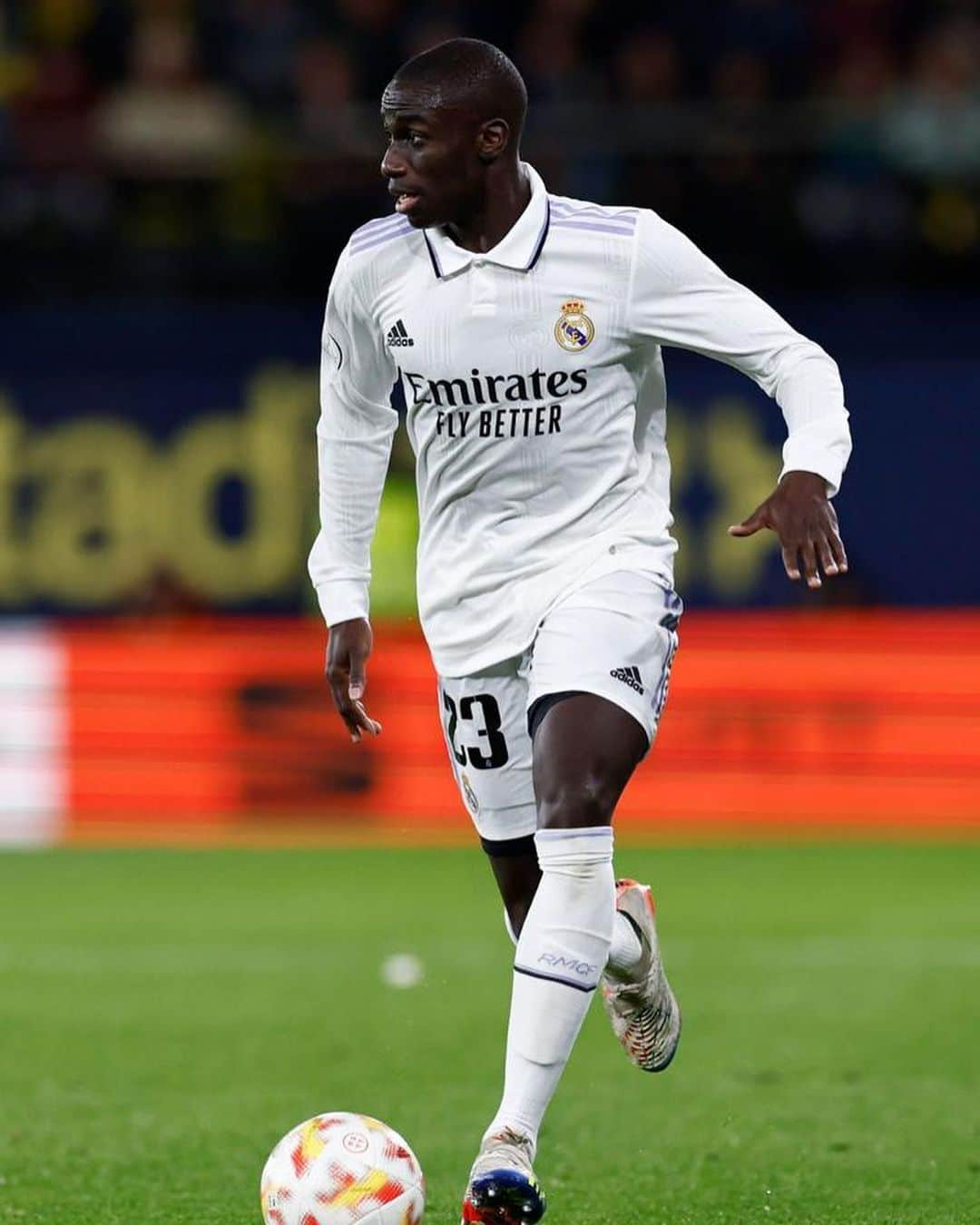 フェルランド・メンディのインスタグラム：「Great reaction of the team tonight , let’s keep this way 💪🏿⚪️  #HalaMadrid」