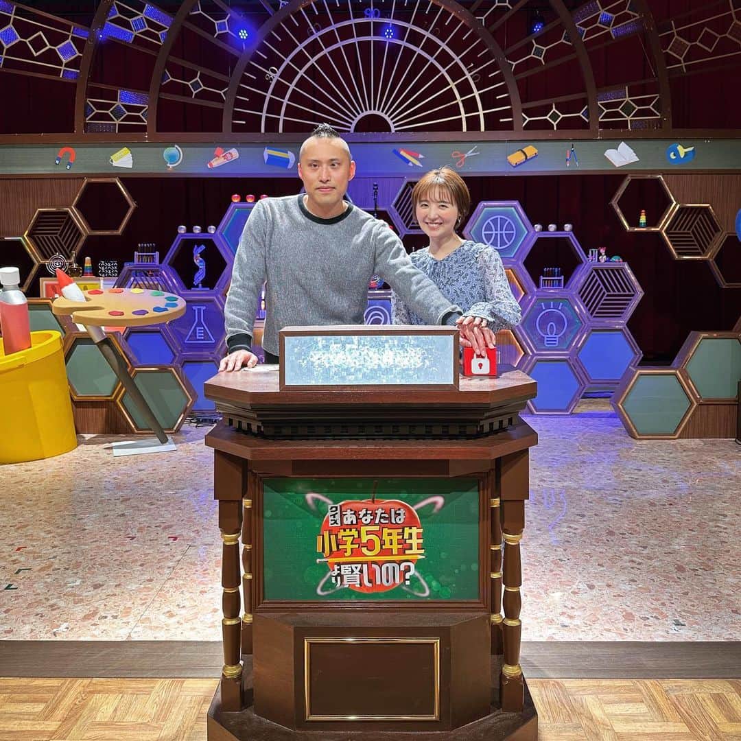 のインスタグラム：「👓 今夜、2023年1月20日（金）19:00~  日本テレビ「あなたは小学5年生より賢いの?」 に夫婦で出演します✨  予習からめちゃくちゃ頑張りました、、🤣 ぜひご覧ください！！✨」