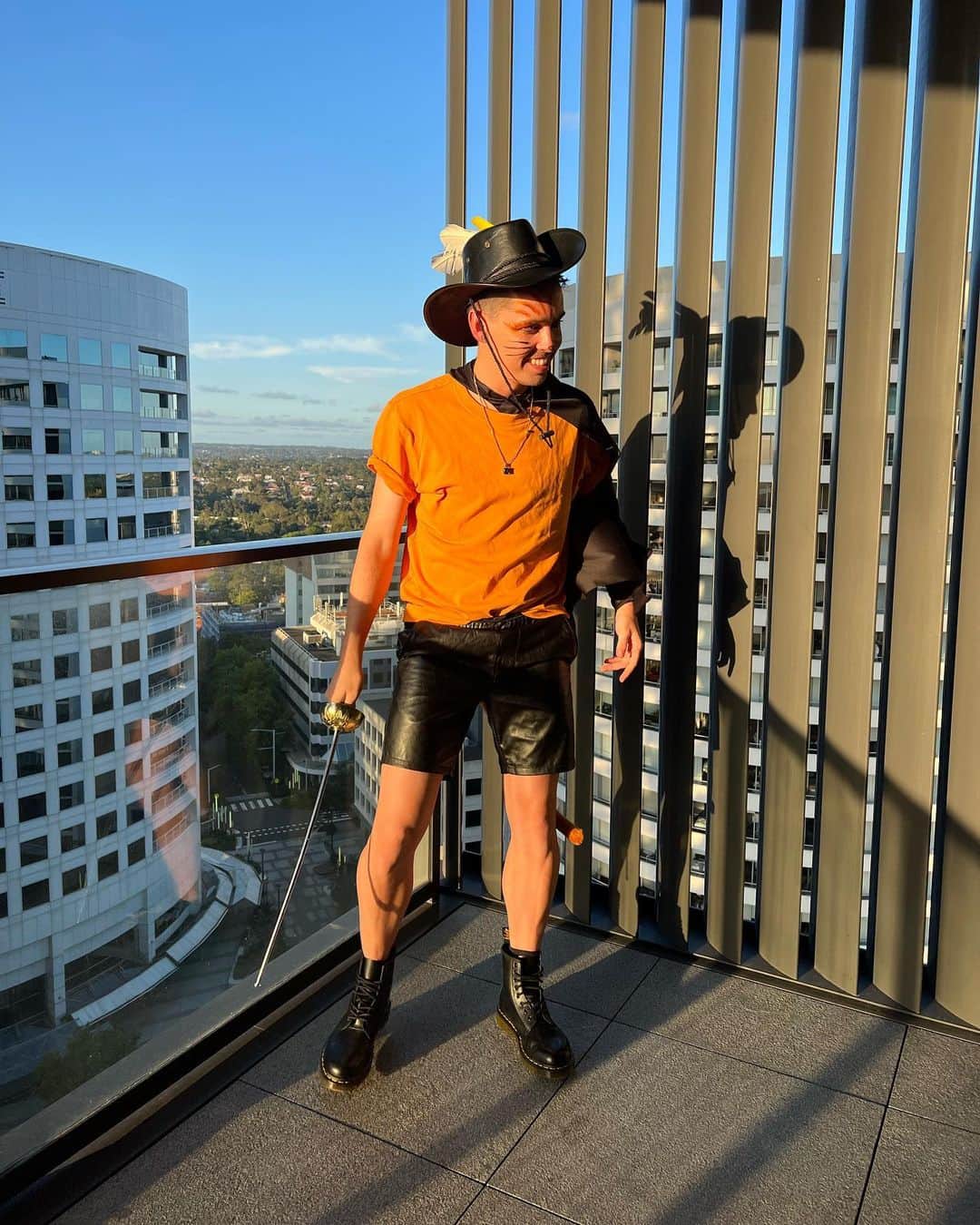 アンドリュー・ドッズのインスタグラム：「Fear me, if you dare… 🐈👢#PussInBoots #shrekrave」