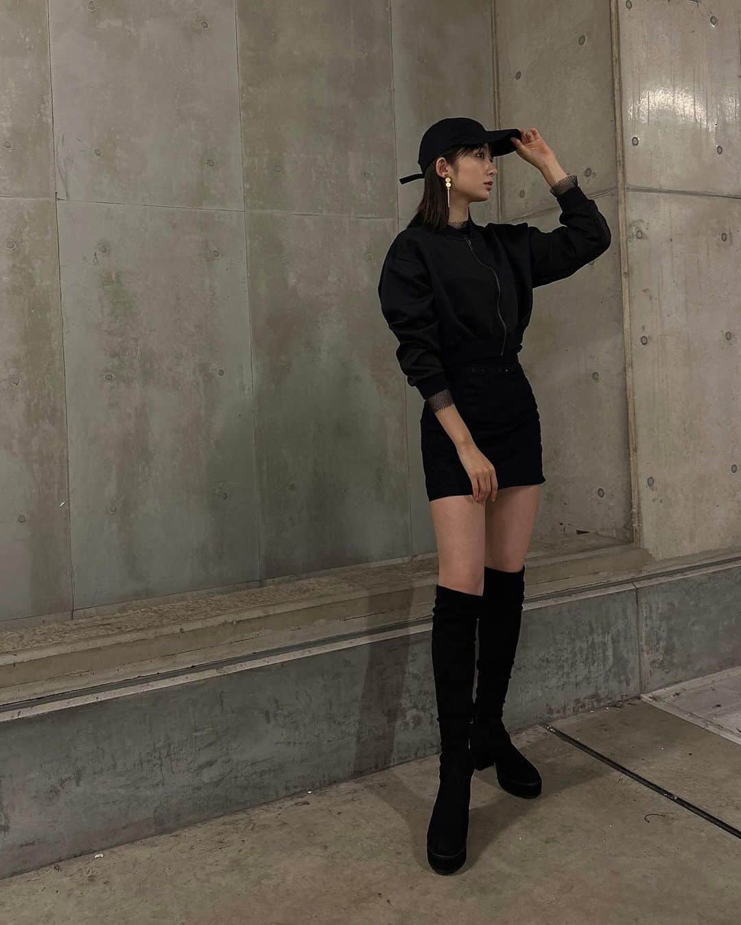 杉枝真結のインスタグラム：「☺︎ All Black. ・ ・ ・ この距離感でも、まつ毛クルンとしてるね☺️💕 ビューラーしなくても、この仕上がりだし！ お肌も徐々に揺るがなくなってきた気がするよー！！ 安定してきて、毎日幸せで嬉しいです🫶  お肌は @une_fleur_ryoko さんに まつ毛と眉毛は @une_fleur_maria さんに 昨年、たくさんお世話になりました🐩  急遽 @une_fleur_emi さんにも🌼 お仕事に合わせて、整えてもらったりも 本当に感謝です。。🥹✨  外見やファッションだけでなく インナービューティーも心掛けながら🌱 女の子をめいいっぱい楽しみたいと思います！！！  🖤 @une_fleur_eyebrow  👀 @une_fleur_eyelash」