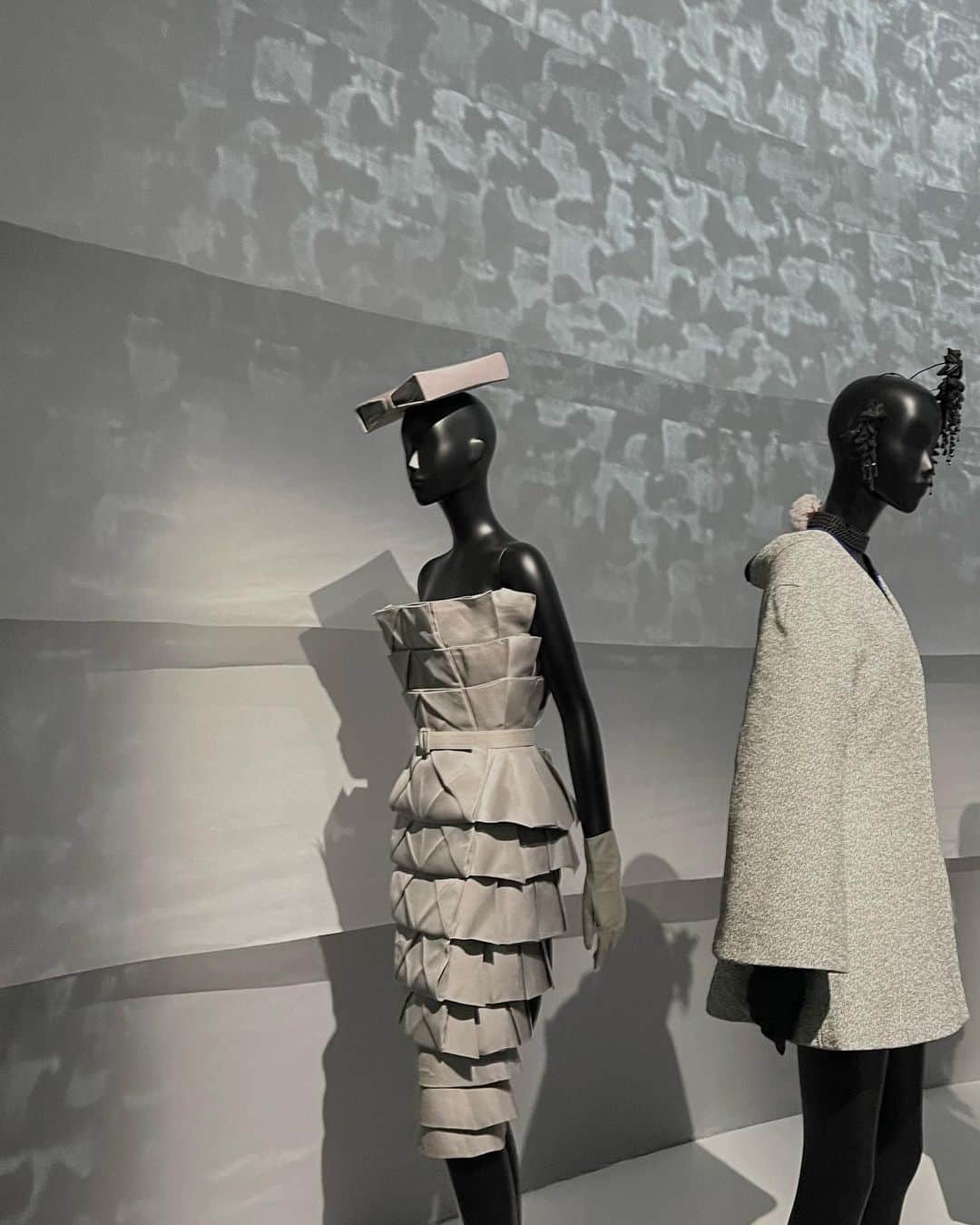 石黒美帆のインスタグラム：「. ⁡ 楽しみにしていた @dior 夢のクチュリエ展🤍 ⁡ 日本とディオールの歴史から歴代のコレクション、写真の展示まで見応え抜群でした。 ⁡ オートクチュールのコレクションは 細部まで本当に本当に美しかった‥！✨ ⁡ ⁡ #ディオール展 #夢のクチュリエ展#オートクチュール#クリスチャンディオール#dior展#東京都現代美術館」