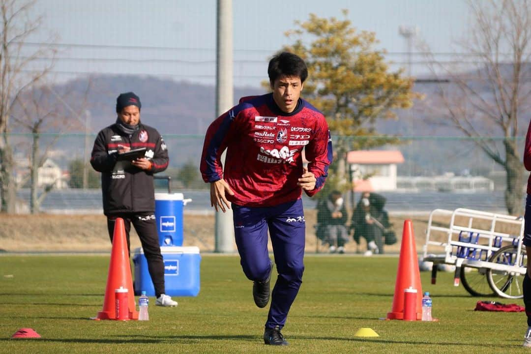 濱田水輝のインスタグラム：「Pre-season training🔥  ⚽️😊  🏃‍♂️💨💨💨💦  🏃‍♂️💨💨💨💦  😫💦  💪💪💪🔥  🏆🥇✨  #ファジアーノ岡山 #濱田水輝 #プレシーズン #楽は苦の種苦は楽の種 #充実」