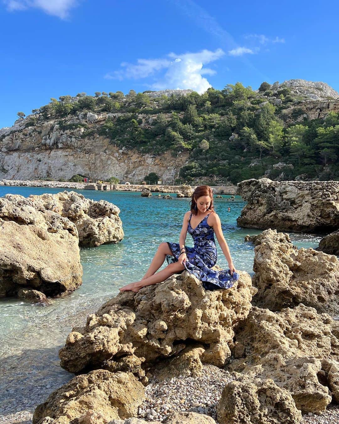 オータム・リーザーのインスタグラム：「That one time I was sitting on a beach rock in Greece, feeling like a 1940’s pin-up… 🧜🏼‍♀️   @hallmarkchannel  #TheWeddingVeil」