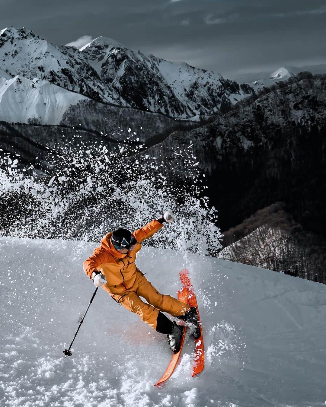 田村幸士さんのインスタグラム写真 - (田村幸士Instagram)「↔️swipe! お仕事でみなかみ町。 空き時間に奥利根スノーパークへ。 美しい谷川岳をバックにスプレーあげてみた。 みなかみには数多くの個性を持ったスキー場があり、天候や滑り方によって選ぶことができるから最高👍 . . @okutone.snowpark  @snowminakami  @blackcrows_skis  photo by @genki_murasato  . . . . . . . #blackcrows_skis #blackcrows #anonoptics #dbjourney #peakperformancesnow #peakperfoemance #minakami #snowminakami  #loveskiing #powskiing #powderskiing #skiingislife #skiinglife #skiingtime #skiingtrip #thisisskiing #powdertothepeople #skimagazine #theskijournal #skifashion #skiresorts #freeskiing #freeski #japow #japowder #snowpark #skijapan #japanski  #みなかみ #谷川岳」1月20日 10時43分 - kojimg
