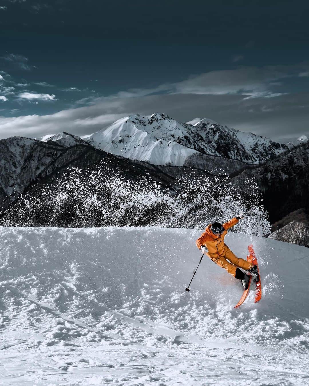 田村幸士のインスタグラム：「↔️swipe! お仕事でみなかみ町。 空き時間に奥利根スノーパークへ。 美しい谷川岳をバックにスプレーあげてみた。 みなかみには数多くの個性を持ったスキー場があり、天候や滑り方によって選ぶことができるから最高👍 . . @okutone.snowpark  @snowminakami  @blackcrows_skis  photo by @genki_murasato  . . . . . . . #blackcrows_skis #blackcrows #anonoptics #dbjourney #peakperformancesnow #peakperfoemance #minakami #snowminakami  #loveskiing #powskiing #powderskiing #skiingislife #skiinglife #skiingtime #skiingtrip #thisisskiing #powdertothepeople #skimagazine #theskijournal #skifashion #skiresorts #freeskiing #freeski #japow #japowder #snowpark #skijapan #japanski  #みなかみ #谷川岳」