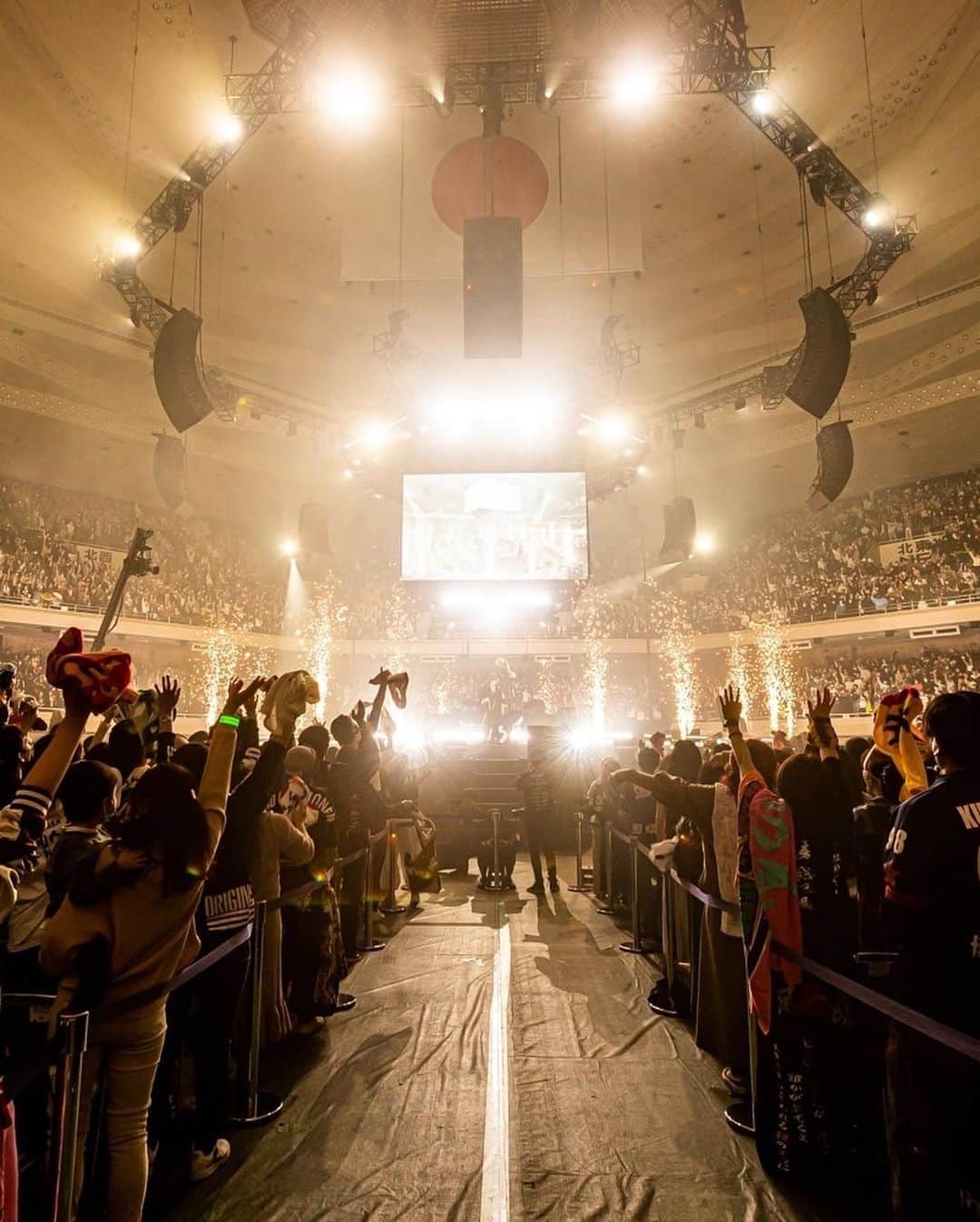 のインスタグラム：「武道館終演🙏✨  色々と想いは溢れてくるけど、終わってみれば、とにかく全力を出し切れた気持ちの良いライブだった。  メンバーへの感謝、ファンの皆への感謝、スタッフへの感謝、見に来てくれた友達への感謝、そして家族への感謝、こんなにも感じた日はない。 心からありがとうございました。  ここから20周年ツアー、そして8月の横浜スタジアム公演まで、後悔なく全力で走り抜ける。  周りを見ながら、 周りを生かしながら、 周りに感謝しながら、 そして、 周りに頼りながら。  引き続き湘南乃風をどうぞよろしくお願いします。  #湘南乃風 #20周年 #横浜スタジアム #日本武道館」