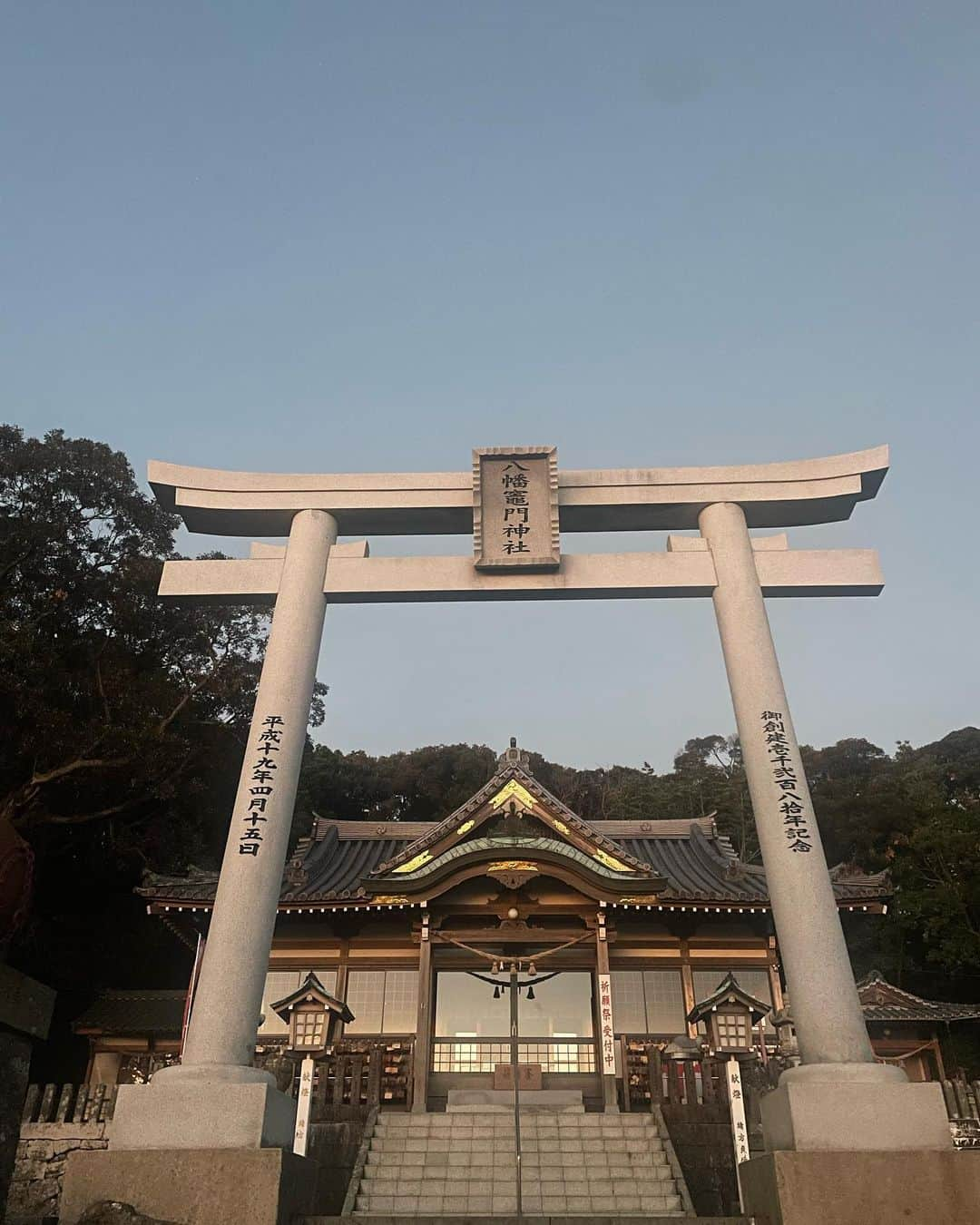 眞鍋かをりさんのインスタグラム写真 - (眞鍋かをりInstagram)「大分県　別府に鎮座している八幡竈門神社  昨年末お仕事で別府へ行ったのですが、どうしてもこちらにお参りしたくて早朝、仕事前にタクシー飛ばして行ってきました  九州には竈門とつく神社がいくつもあるそうですが、こちらの八幡竈門神社も鬼滅の刃ファンの間では聖地として有名だそうです。  鬼が作ったと伝わる階段や、鬼の足跡、生々流転を彷彿とさせる拝殿の天井に描かれた龍、さらには悲鳴嶼さんの日輪刀？のようなものがあったりと、鬼滅ファンに愛される理由がよくわかります。  早朝ということで他に参拝客はおらず素晴らしい景色もひとりじめ  鳥居のむこう側に見える別府湾からの日の出は本当に神々しかったです。  「ご縁がありこちらの神社に上らせていただき感謝しています これからもずっと鬼滅の刃を推し続けることができますように キャストの皆様、スタッフの皆様がこれからも素晴らしい作品を生み出すことができるよう、幸運をお祈りしています 何があっても応援し続けますので、どうか最後まで見届けることができますように」  と熱心に声に出してお祈りしていたら  知らないうちにタクシーの運転手さんが背後にいてびっくりしました笑  運転手さんすごく良い方で、  このとき東京より日の出が30分ほど遅いことを忘れていて、神社に着いた時にはまだ辺りは真っ暗でしたが  怖すぎるのでもう少し明るくなるまで待っていいですか…？ とお願いすると、メーター回さずに何十分も待っていてくださいました。優しい🥲  今年は鬼滅の刃関連のイベントがたくさんありそうで嬉しいです。  ご利益ありますように  #八幡竈門神社 #推し活#悲鳴嶼さんの日輪刀大きかった」1月20日 11時03分 - wo_0531