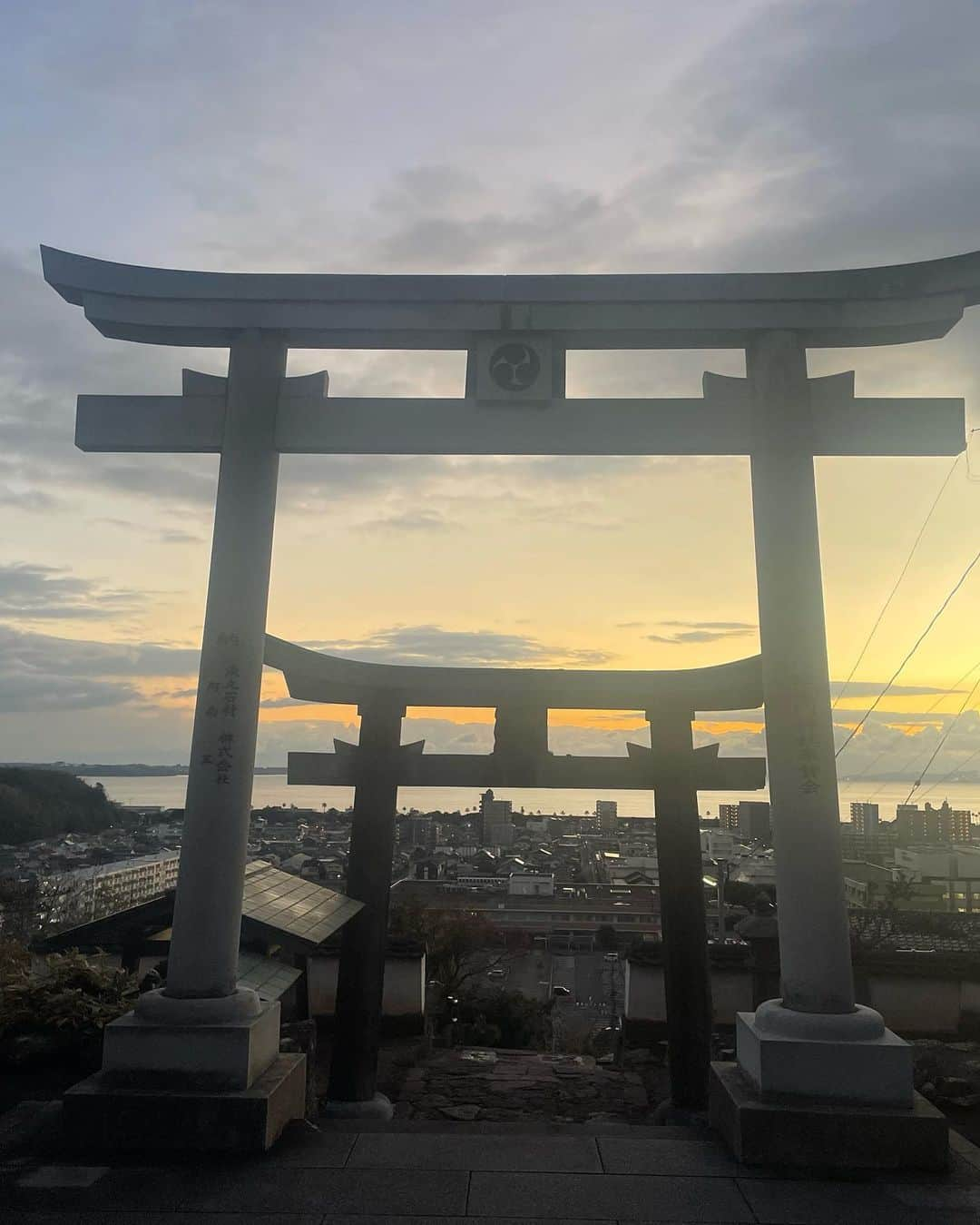 眞鍋かをりのインスタグラム：「大分県　別府に鎮座している八幡竈門神社  昨年末お仕事で別府へ行ったのですが、どうしてもこちらにお参りしたくて早朝、仕事前にタクシー飛ばして行ってきました  九州には竈門とつく神社がいくつもあるそうですが、こちらの八幡竈門神社も鬼滅の刃ファンの間では聖地として有名だそうです。  鬼が作ったと伝わる階段や、鬼の足跡、生々流転を彷彿とさせる拝殿の天井に描かれた龍、さらには悲鳴嶼さんの日輪刀？のようなものがあったりと、鬼滅ファンに愛される理由がよくわかります。  早朝ということで他に参拝客はおらず素晴らしい景色もひとりじめ  鳥居のむこう側に見える別府湾からの日の出は本当に神々しかったです。  「ご縁がありこちらの神社に上らせていただき感謝しています これからもずっと鬼滅の刃を推し続けることができますように キャストの皆様、スタッフの皆様がこれからも素晴らしい作品を生み出すことができるよう、幸運をお祈りしています 何があっても応援し続けますので、どうか最後まで見届けることができますように」  と熱心に声に出してお祈りしていたら  知らないうちにタクシーの運転手さんが背後にいてびっくりしました笑  運転手さんすごく良い方で、  このとき東京より日の出が30分ほど遅いことを忘れていて、神社に着いた時にはまだ辺りは真っ暗でしたが  怖すぎるのでもう少し明るくなるまで待っていいですか…？ とお願いすると、メーター回さずに何十分も待っていてくださいました。優しい🥲  今年は鬼滅の刃関連のイベントがたくさんありそうで嬉しいです。  ご利益ありますように  #八幡竈門神社 #推し活#悲鳴嶼さんの日輪刀大きかった」