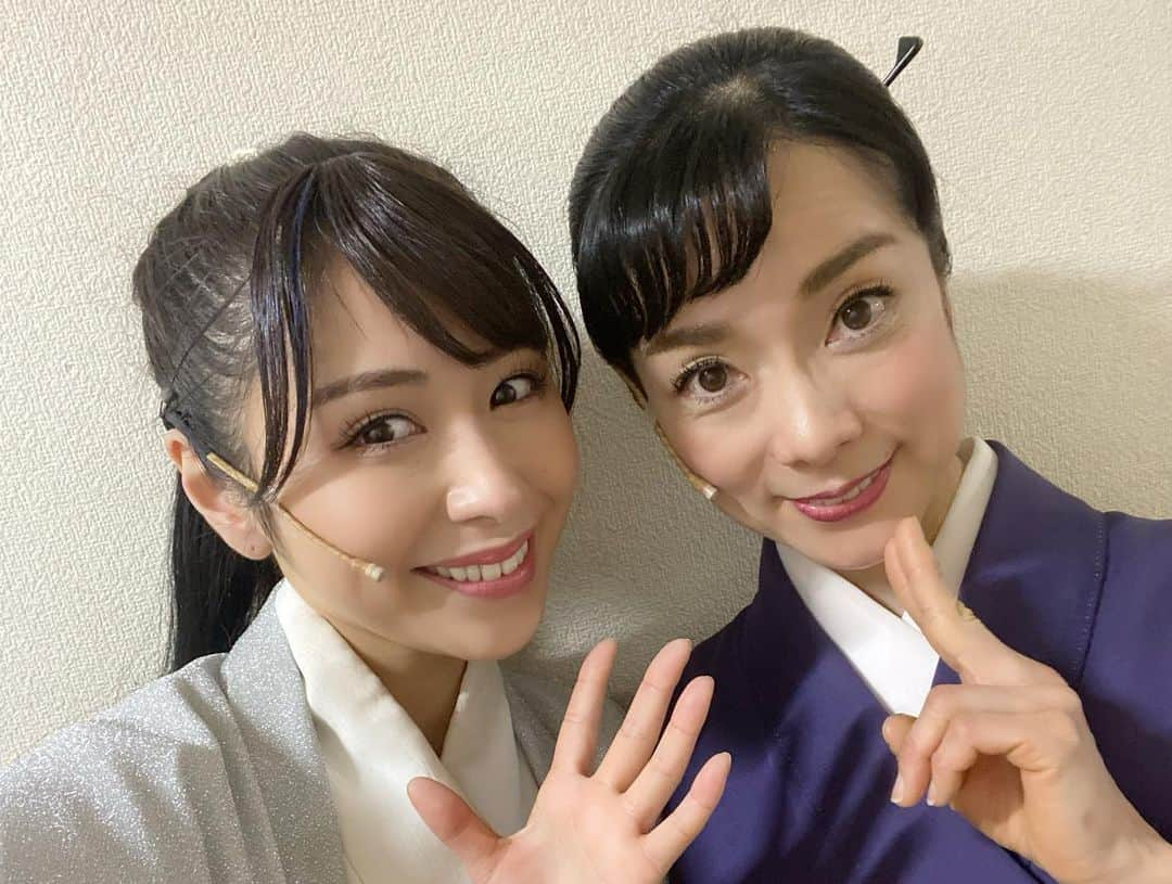 宮下舞花さんのインスタグラム写真 - (宮下舞花Instagram)「#しんみゅ　 オフショット♡📸 . . 沖田総司くん、とっても素敵なお衣装、一際キラキラのだんだら羽織きてます✌︎笑 前髪✖︎スーパーロングポニテ。アイドル時代の宮下の懐かしヘア。なんだかキラキラスイッチが入ります。笑　とてもお気に入りなビジュアル🥹 . . 総司の親友、藤堂平助役　 江田剛　@eda.tsuyoshi  さん。 いつも本当に励まし支えていただいて、総司を引き上げて下さる神のお兄ちゃん。大感謝のお方。 . . 菊姫役　北澤 早紀ちゃん♡ スーパーウーマン♡毎日さきちゃん好きになる。 . . 明里役　澤田真里愛ちゃん♡ @dayomaria1202  私の癒し。こんなに愛らしい人あんまり居ないよ。明里ソロ大好き。 . . 総司の父、母。 ツネ役　棚橋幸代　さん♡ 大好きさっちゃん♡ さっちゃんみたいな大人になりたい♡  近藤勇　役 菊地まさはるさん　@machaharu1122  ミュージカルデビュー作品からお世話になってる大先輩。まささんの説得力あるお芝居と、キュートなお人柄に励まされたお稽古期間。いつもありがとうございます。 . . 遊女ちゃんと隊士たち♡ . . . #沖田総司 #新選組#新撰組 #ミュージカル#宮下舞花」1月20日 11時17分 - maikamaimaika