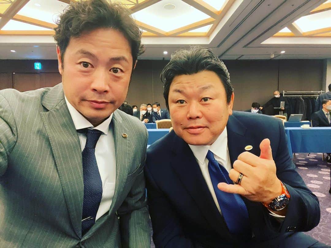 亀井善行のインスタグラム：「スタッフ会議が終わりました。この緊張感がまた1年始まるんだなぁと思いました。 今シーズンよりデーブさんとバディーを組みます！色々と山あり谷ありだと思いますが皆さん宜しくお願い致します🙇‍♂️  #デーブ大久保チャンネル #YouTube #大久保コーチ #Instagram始めたよ」