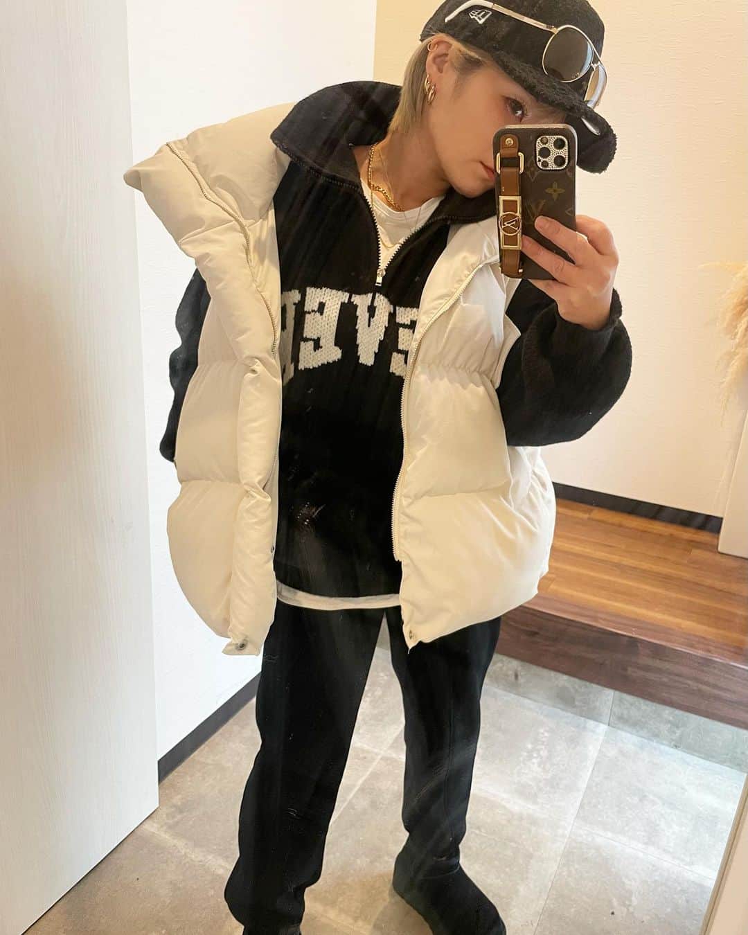宮下美恵のインスタグラム：「真冬もベスト🦺  もう1月下旬なのに、全然厚手のアウターを着る機会が無く、 まだほぼ新品状態も多かったり💦  子育てしてるとアウターが色々と邪魔に感じてしまう😅 パンツの中にも着圧レギンスやタイツを履いてるから、 脚を温めると寒さが防げて、より、アウターが必要無くなるんだよね。  もっと寒くなるようなので、ようやくまた色々着用出来そう♡  先日質問があったので、 こちらのニットやベストは @__segur.__  #ダウンベスト#スウェットコーデ #スウェット #スウェットパンツ #ニット#ニットコーデ #ロゴニット#キャップ女子 #キャップコーデ  #伊達メガネ #アラフォーママ#三姉妹ママ  #スウェットワンピ#大人カジュアル#スニーカーコーデ #スニーカー女子 #金髪ショート #低身長コーデ」