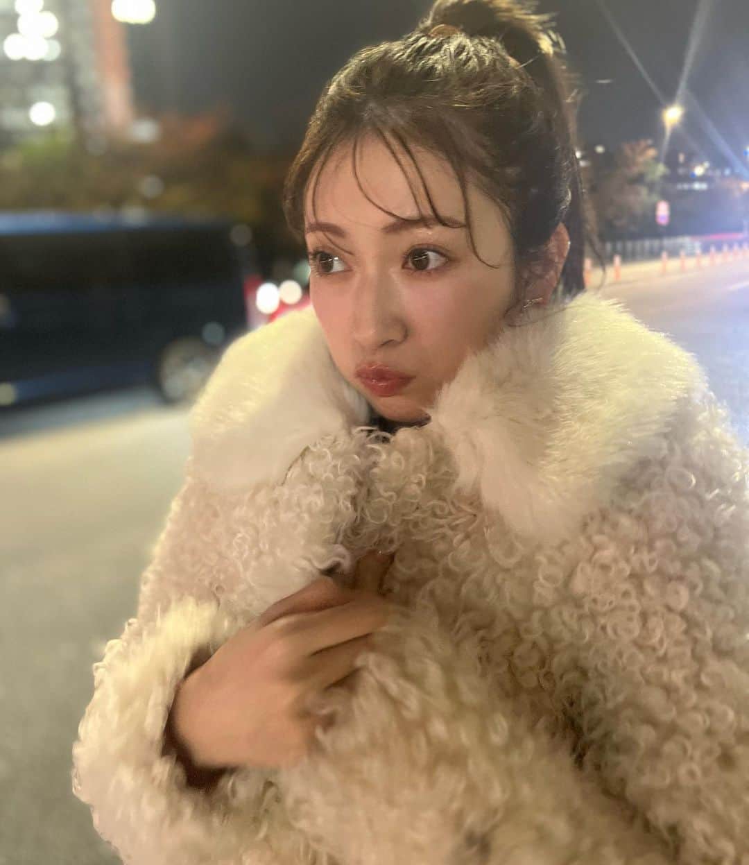 吉田朱里のインスタグラム：「@vocemagazine では シチュエーションメイクの企画やってるのでチェックしてね💓 . 撮影で使った @suqqu_official の 限定のチーク白空が可愛すぎた🌸」