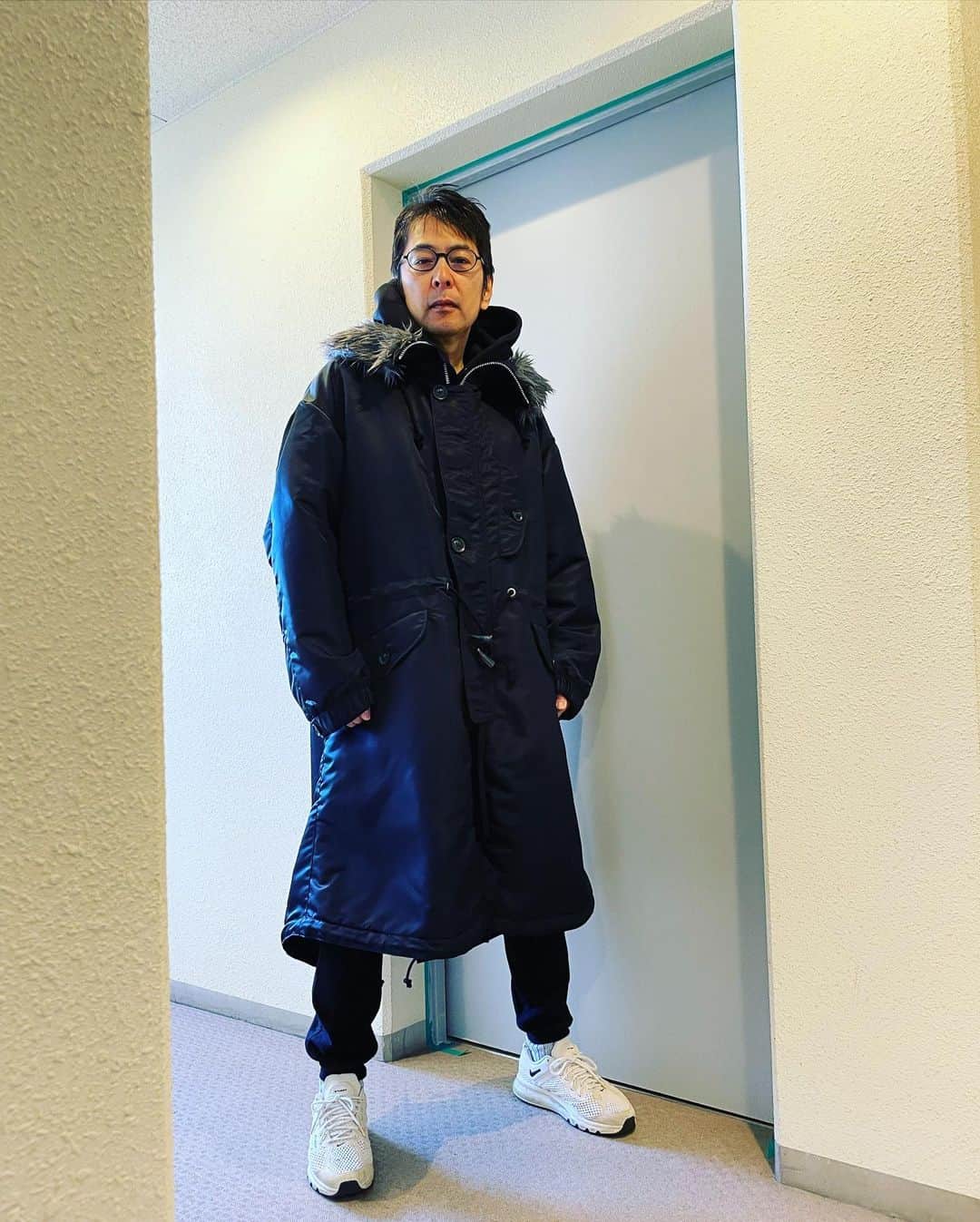 徳永英明のインスタグラム：「#デビュー37周年 #yohjiyamamoto   スタッフから コートをいただきました。  37周年かぁ 40周年を目指します！  みなさんありがとうございます！」