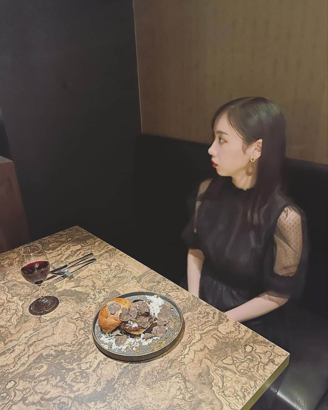 齊藤京子さんのインスタグラム写真 - (齊藤京子Instagram)「本日東京カレンダーの発売日です🍷 大人な雰囲気のお店とお料理に終始ドキドキしていましたがとても幸せな撮影でした😌 いつもより大人な私を是非ご覧いただけたら嬉しいです🥂」1月20日 12時00分 - saitokyoko_official