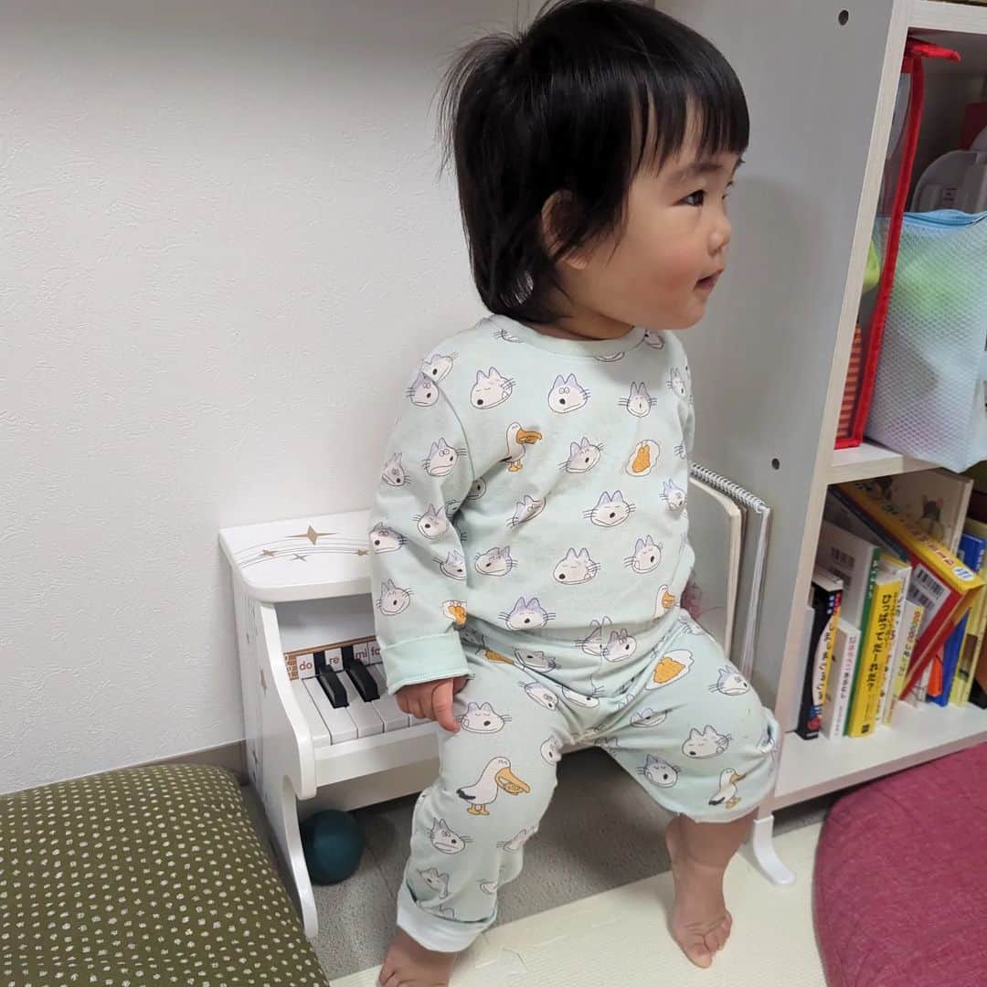 チェリー吉武のインスタグラム：「Father cracking nuts with his butt, daughter playing piano with his butt! Cherry Boom🍒🍑  父はお尻でくるみ割り 娘はお尻でピアノ引き 血筋は争えない🍒」