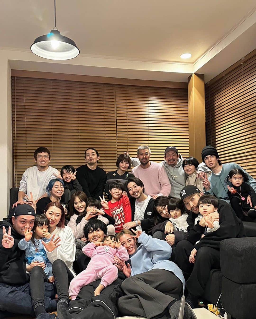 のインスタグラム：「⭐️MANGOOSE年越し⭐️ 今年はたくさん集まれて嬉しかった💖💖💖イルマも今年は元気に参加出来て夜中の12時まで起きてた💦」