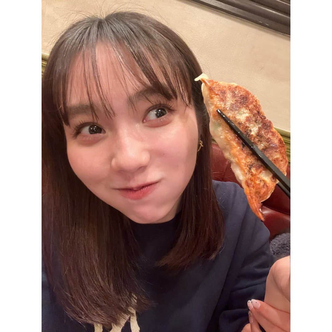 秋田汐梨さんのインスタグラム写真 - (秋田汐梨Instagram)「ㅤ おっきーい！餃子🥟  友達が私の手動かして大きさが伝わりやすいようにしてくれました🫶🏻笑」1月20日 22時01分 - shiori_akita319official