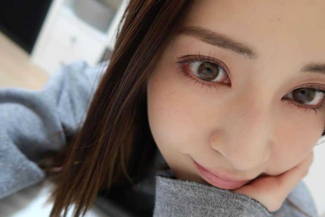 加藤怜のインスタグラム：「. 普段メイク。  基本浮気しないんだけど ふと出来心で マスカラいつものから浮気したら、 すごくよかった🙂♡  茶色を下地みたいに使って 黒をちょっと足したいところに。  上下まつげに塗りやすい 絶妙な形♡  #make #makeup  #マスカラ #carome #reallong」