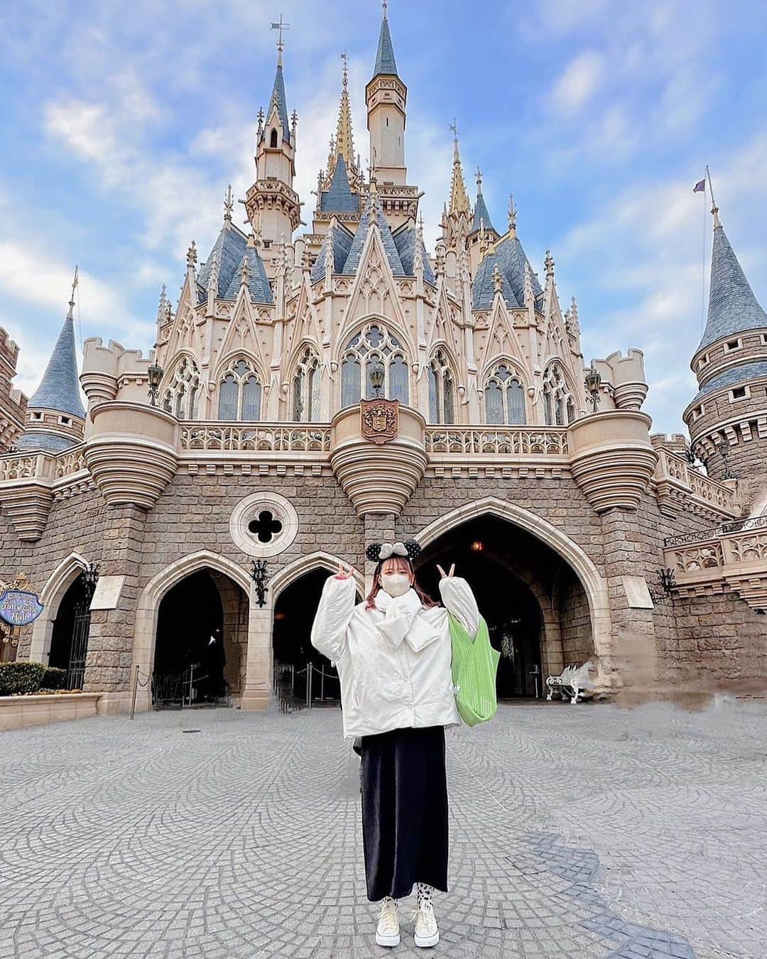 のインスタグラム：「🏰🤍  友達が能力で人っ子ひとりいない状況を作り出してくれました(加工)  貸し切りシンデレラ城🏰(#^.^#)✌🏻  アウター：me+em select カーディガン：GU キャミワンピ：ナチュラルクチュール バッグ：SHEIN マフラー：GU 靴下：3COINS 靴：CONVERSE  #貸し切りみたいなもん」