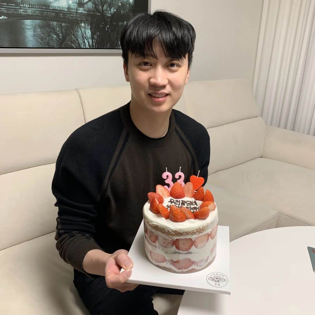 鄭栄植のインスタグラム：「생일 축하해주신 모든 분들 정말 감사합니다! 😃 (카톡 답장이 늦어서 죄송합니다) 오늘은 저의 생일이자 부모님 결혼기념일입니다^^ 낳아주신 부모님 고맙습니다😊 그리고 가장 행복한 날 함께해준 여자친구 고맙고 사랑해❤️」