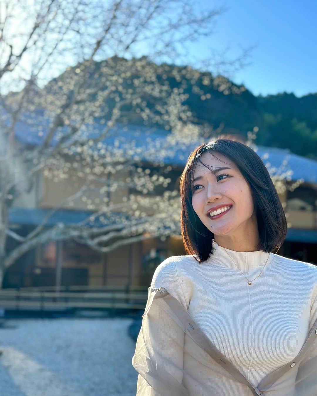 のインスタグラム：「そうだ 〇〇、行こう。みたいな。  地元紹介☺︎  お庭にあったハクモクレンの芽が毛皮のコート着てるみたいにフワフワしてて、木の下にはコート脱いだみたいにちょっとずつ落ちてて。きゅんってした🤍 調べたら、毛皮は寒さ対策なんだって。春に向けて一枚ずつ脱ぐらしい。  私も日に当たって暖かかったのでコート脱ぎました☀️  #静岡観光#静岡カフェ#観光スポット#旅行#観光#日本の風景#静岡旅行#静岡市#shizuoka#japantravel#fashion#traveljapan#travelpics#sightseeing#instagood」