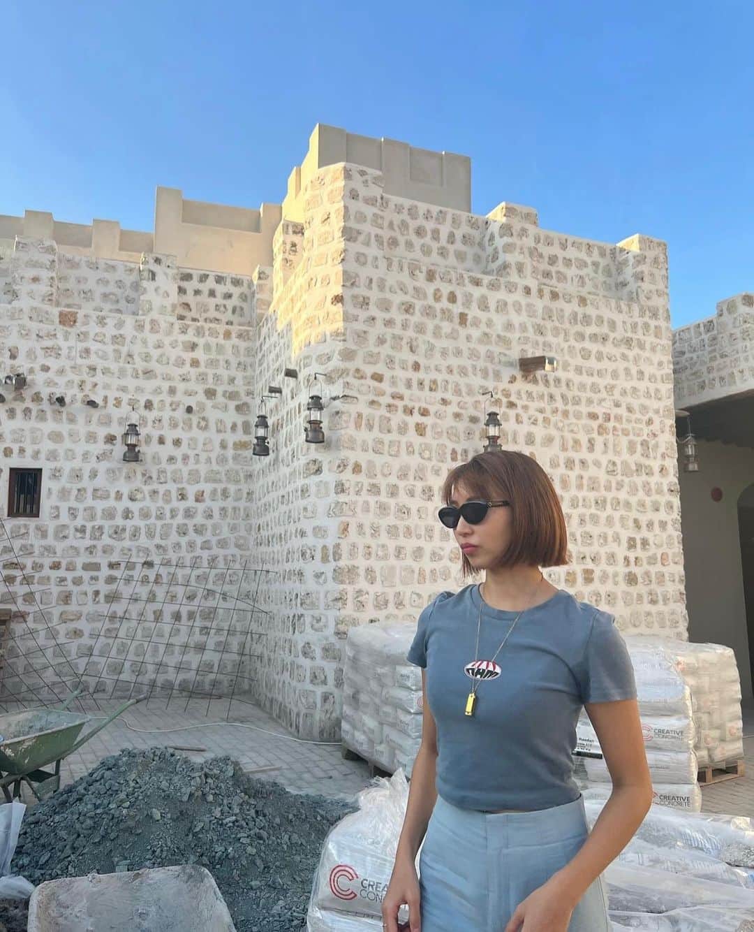 YUAのインスタグラム：「アラブに初めて降り立った。  ドバイという国には世界一を誇る高層建築物がいくつも並んでいてゲームの中にいるような感覚さえ。 この国を維持するためにはモチロン莫大な電力が必要で、 最近では脱石油依存の為に、風力発電や太陽光発電などの再生エネルギーや、原子力発電が大きく献上してるそうです。 地震が起きないアラブだからこそ可能なのでしょうか。 煌びやかな観光地に対して、ローカルの人々の生活は イスラム故に厳かで、真面目で、凛とした雰囲気。　 人々は一切お酒を飲まない。SNSも無い。 綺麗な部分を隠すことで、他人の誘惑を誘わない。 伝統的な宗教と、未来を追い続ける元砂漠シティーが相まって上手く成り立っていて不思議。 アラビア語のテキストの様な柔軟性を感じます。شكرا لك الإمارات العربية المتحدة 🖼🇦🇪」