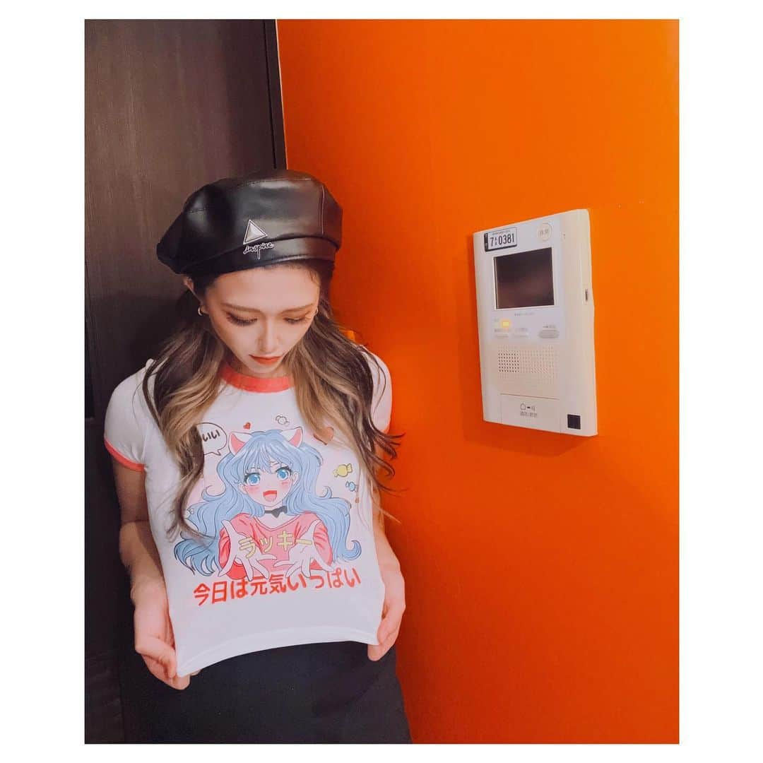 フェフ姉さんさんのインスタグラム写真 - (フェフ姉さんInstagram)「冬でも中は半袖族です。 . . sheinの日本語Tシャツかわいい☺︎今日は元気いっぱいな日もあれば、バレンタインデーな日も。( ◠‿◠ )アハハ . . よし☺︎今年もコロナ感染暦０回、目覚すぞぉ〜 _ 3月末まで使えるクーポンコード🎟: aotan5444 (⛄️お買い上げ金額5,999円までの購入でセール価格より15%OFF❄️6,000円以上は20%OFF⛸) . . _ １枚目 tops: 8388672 skirt: 11171622 . ２枚目 outer: 3421392 . ３枚目 tops: 10620949 skirt: 3279618 _ (@shein_japan) #ad#SHEINforAll#SHEIN」1月20日 22時34分 - aotan5444