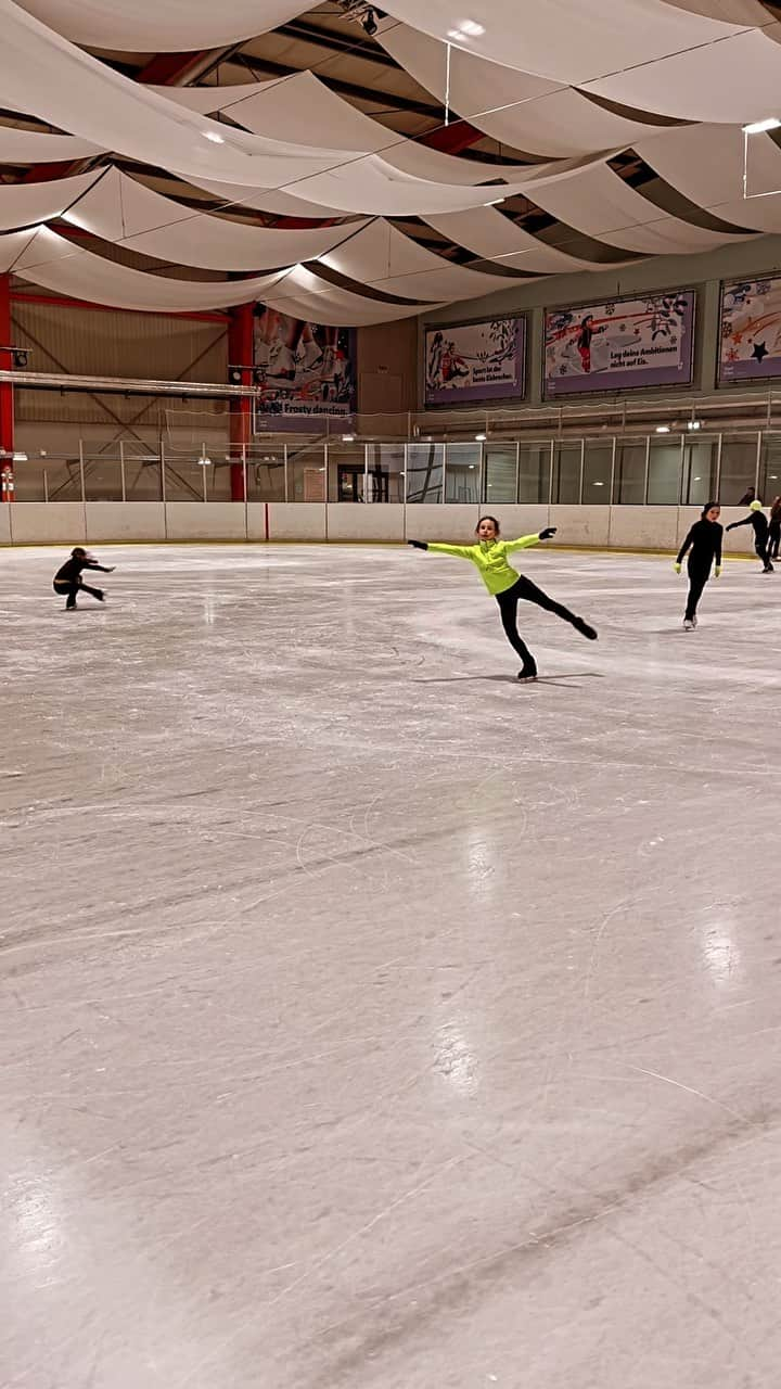 ケルシュティン・フランクのインスタグラム：「When your 9y old surprises herself on a Friday 😄🤩 way to go Vio! 💪🏼👏🏼 #figureskating #proudcoach #fridaysurprise #workinghard #hardworkpaysoffs」