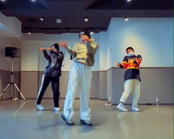 HARUKA MUTOのインスタグラム：「Madluv💗 @snowthaproduct 🍬  @haruka_muto choreography👄  dance wiz @rina3616256 @kamikamirio  thank you always💛  2023初コレオは楽しい感じで🫶🏽 来週からまたnewなのします👌  Every Friday 14:00〜 @noadance_ebisu   Private Class 2/26 15:30〜 誰でも是非♡  #madluv #snowtheproduct  #harukamuto #choreography #610choreo #noadanceacademy」