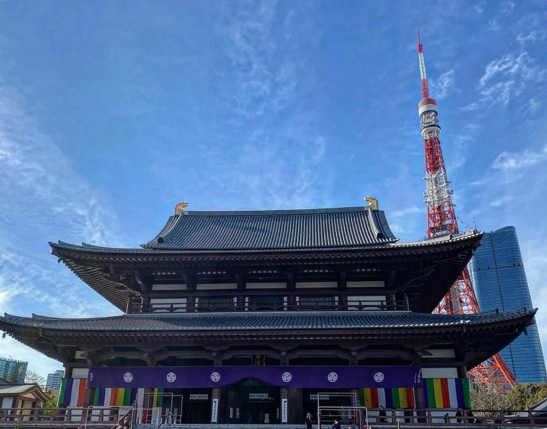 鎌田梢のインスタグラム：「今年は(遠縁とはいえ)喪中なので、初詣ではないけどお詣りに。世界中の人が少しでも幸せになりますように🙏…といいながらも、家族の健康を必死にお祈り。 #御守りたくさん買った」