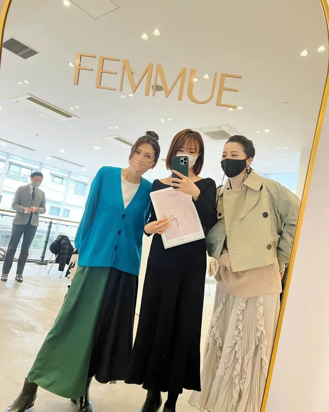 吉井怜さんのインスタグラム写真 - (吉井怜Instagram)「あっちゃん @atsukokurusu と 好未ちゃん @yoshimiasada と FEMMUE @femmue_japan の新製品発表会へ♪  1 久しぶりに３人で会えたの嬉しかったー😍 2 新製品ベーシックスキンケアのエッセンシャルモイスチャーローション&ミルク 香りも使用感もとっても好み💕 3 日本上陸5周年で数量限定ルミエールヴァイタルCのボトル可愛すぎる😍 4 この中にあるビューティーバームも新製品♪ 5 上手に写るポイント探り中😳 6 FEMMUEと記念写真😁  #femmue  #オーガニックスキンケア  #韓国コスメ #新製品発表会  #来栖あつこ #浅田好未 #吉井怜」1月20日 23時01分 - rei_yoshii