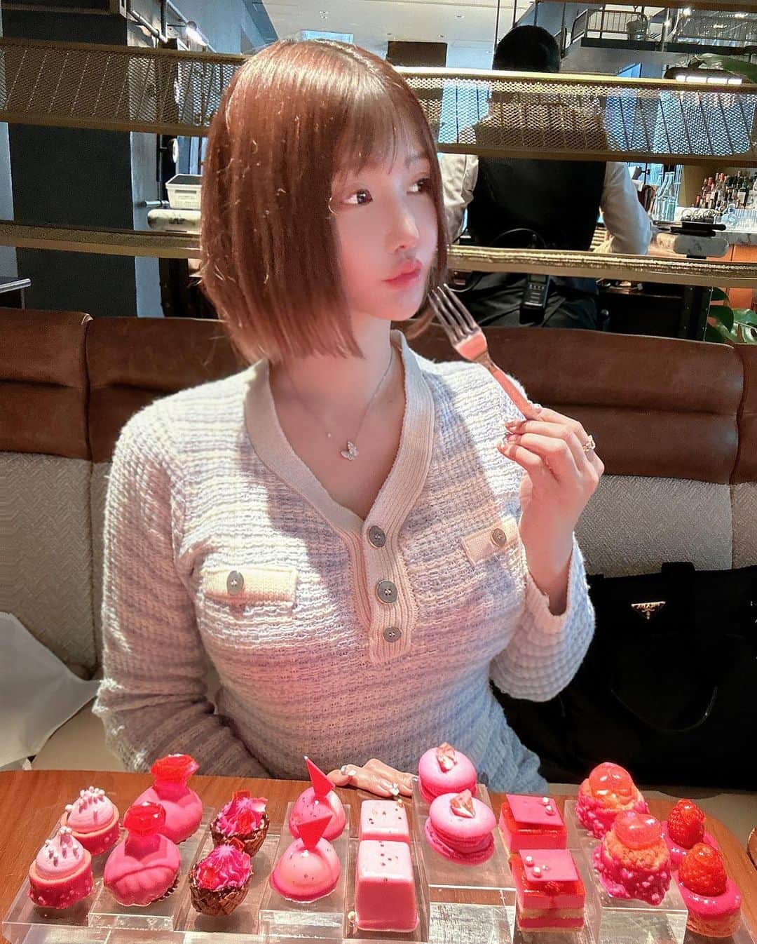 明日花リナのインスタグラム：「寝起きスッピンで10年の大親友4人でキンプトンでアフヌンしてきました🍓 みんな幸せそうで嬉しかった💕 これからもずっとよろしくね☺️🌼 #kimpton#kimptonshinjukutokyo#prada#luisvuitton#dior#cafe#女子会#キンプトン#アフターヌーンティー#バレンタイン#スイーツ#いちご#すっぴん」