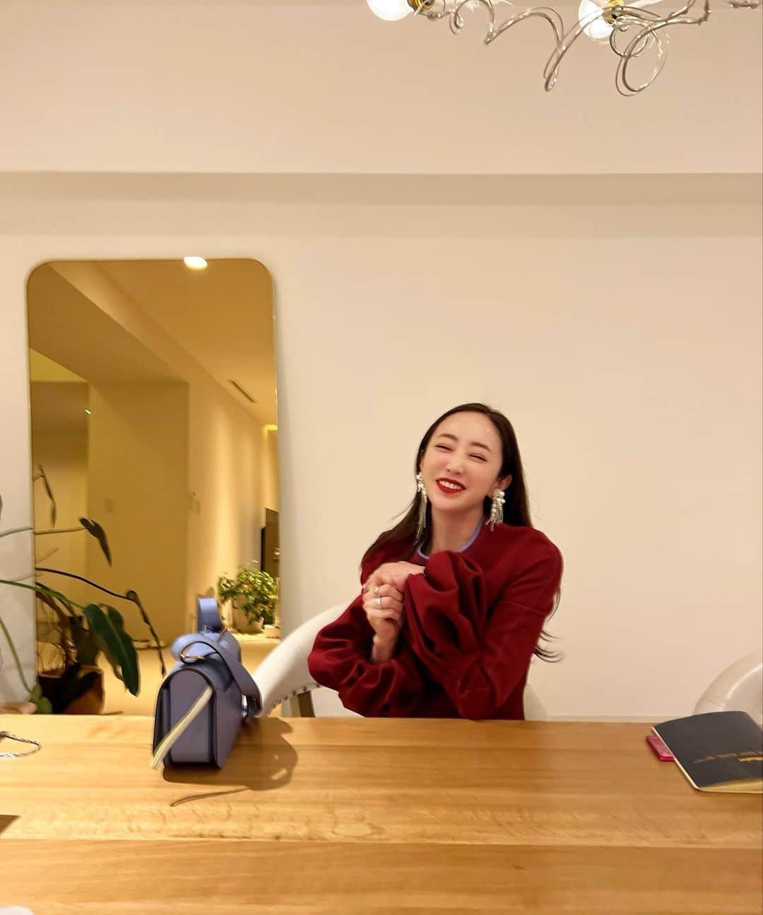 神崎恵のインスタグラム：「・ 午後からは鎌倉でお仕事でした。 久しぶりの鎌倉。 気持ちが良かったです。 「ママ！おでこがぴかぴかだよ！」の1枚です。 ボルドーの服に合わせて、シュウウエムラのnewリップをつけました。 いい色💄 肌に透明感がでます。 今週も、お疲れさまでした👏 日曜日の夜あたりに、ライブをしたいなぁと思っています☺︎  シュウウエムラ　ルージュ アンリミテッド アンプリファイド ピグメント AP RD188」