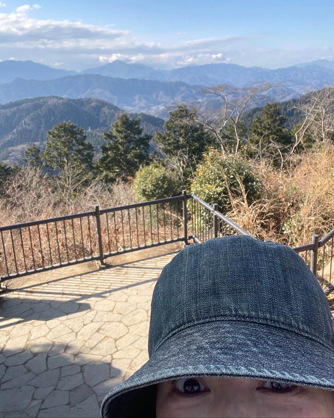 のインスタグラム：「皆さん、こんにちは。  先日、高尾山に登頂致しました。  残念ながら、富士山🗻は霞んでおります。  #高尾山 #登山 #富士山」