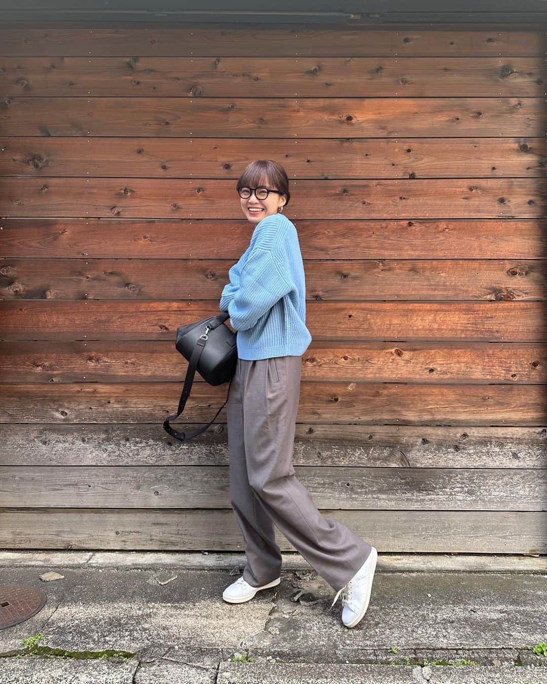 のインスタグラム：「このニットのカラーは男の子ママになって、急に好きになった色🐳  そして、さすがCOS。 シンプルだからこその形が絶妙に好き。 ユニークな形のBAGも @cosstores_jp のもの🖤  ちなみにニットは身長159cmでMサイズを着ています🤍 ご参考までに🖋 ・ ・ ・ #cosstores #COSbyyou #cosjapan #cosstoresad #ママコーデ #ママコーディネート」