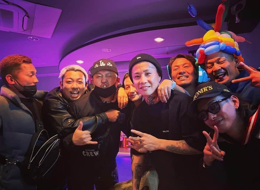 世界のアディ男のインスタグラム：「今年、初沖縄🌊 毎月沖縄来てます。 自分のお店も皆様のおかげで順調です。 毎日お酒でたまにしんどい時もあるけどみんなでこうやって飲んでる時が1番楽しい。  今年も渋谷、沖縄をよろしくお願い申し上げます🤲  レペゼンメンバーともたまたまかぶってパーチーしたお。  #沖縄 #レペゼン #江ノ島 #松山 #酒」