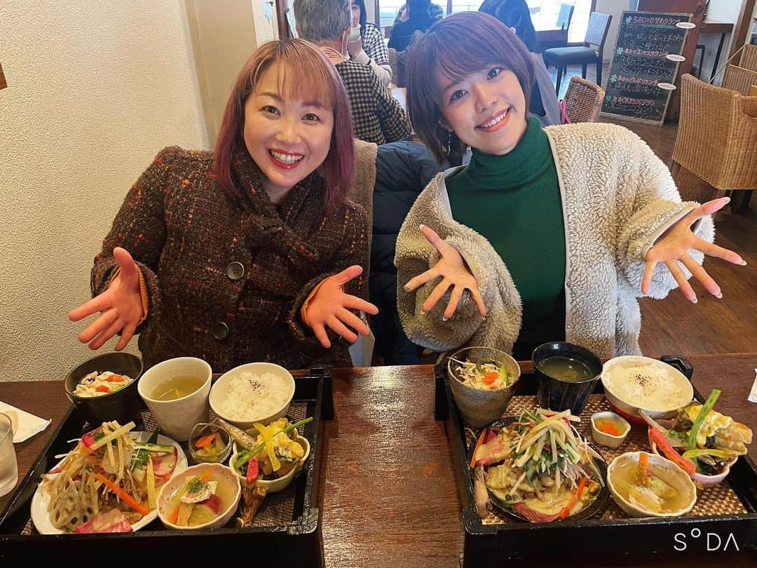 森谷佳奈のインスタグラム：「奈々さん(@nana_furuhara) と収録前にランチ🤭✌️  米子市にある「カフェ食堂ろあじ」で🐰 野菜たっぷりの日替わりランチがおいしいです。  これで990円！神コスパ✨ 定期的に行きたいけど、すごく人気でいつも人がいっぱい😂😂  #kanayoru #古原奈々 #米子ランチ #米子グルメ #鳥取県 #米子カフェ」