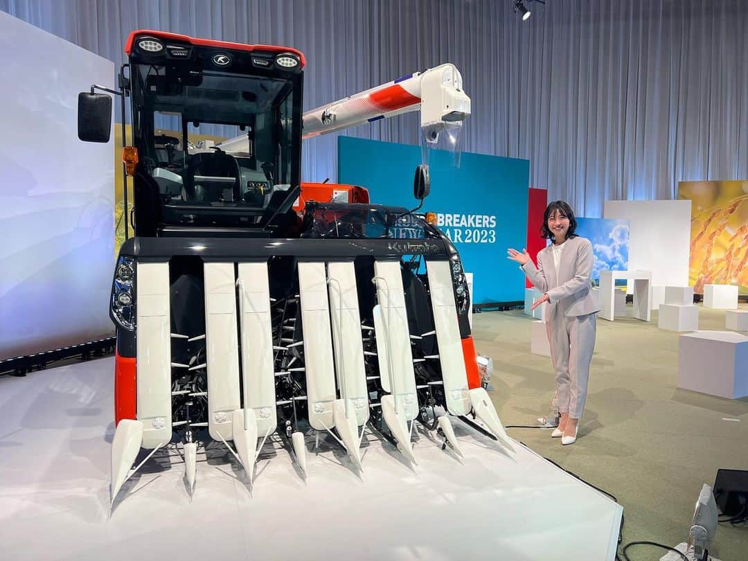 小塚舞子のインスタグラム：「クボタ2023新春オンラインイベント「GROUNDBREAKERS」  農業の未来を考えるとても良いイベントでした。 カレーを作ってたくさんの人に食べていただくようになってから 食べ物の値段だったり、そこにかけられる手間だったり ひとつの野菜ができるまでのプロセスだったりを よく考えるようになりました。  食べることは、生きること。 安全で美味しいものが食べられるのは それを作っている人がいて、その人を支える人もいるから。 一本のきゅうりができるまで 一杯のカレーができるまで どれほどの人が関わっているんだろう… と想いを馳せていると とてもありがたい気持ちになります。  大人の食育ができないかなぁともぼんやり思っていたのですが その思いも、より強くなりました。  何か形にできないかなぁ……  GROUNDBREAKERSは配信もされるはずなので よかったらご覧になってください！」