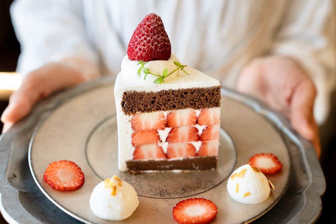 のインスタグラム：「ノカフェ、明日1/21(土)より通常営業いたします。 長い間おやすみいただいておりましたが体調もやっとよくなりました。 今回帯状疱疹という怖いウイルスに泣かされ、健康がなによりだと痛感させられました。お休み中はご心配、温かいメッセージいただき本当にありがとうございました！ ： ◉明日からいちごを使ったメニューたくさんご用意いたします！  ■本日の手作りデザート■ ◯いちごを何層も重ねたショコラケーキ ◯いちごのショートケーキ〜とろーりﾁｮｺﾚｰﾄかけ〜 ◯いちごのミルクレープ ◯マロンチーズケーキ ◯ガトーショコラ ： 他にも各種デザート、ドリンクご用意しております！ ※全て数量限定のため無くなり次第終了となります。予めご了承ください。 よろしくおねがいいたします。」