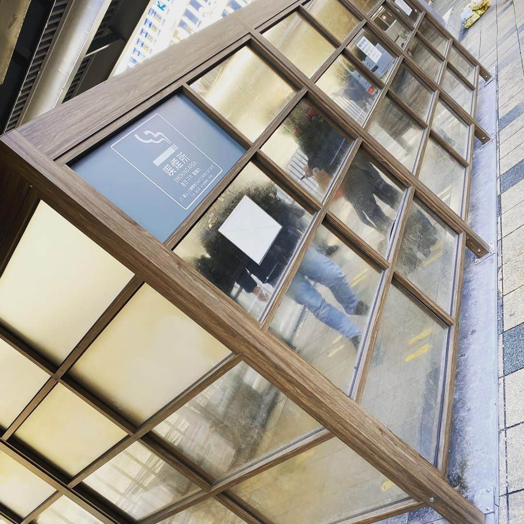 宮﨑拓也のインスタグラム：「【今日の喫煙所2】  神奈川県藤沢市にある駅前の喫煙所。  大きな灰皿が二連になっているタイプで、まさに吸い放題。  しっかりと仕切られているので周りの目も気にせず吸える。  上に歩道橋の階段が設置されていて雨の日も安心。  #今日の喫煙所 #木目 #駅前に喫煙所があると嬉しい #タバコ #アメスピ」