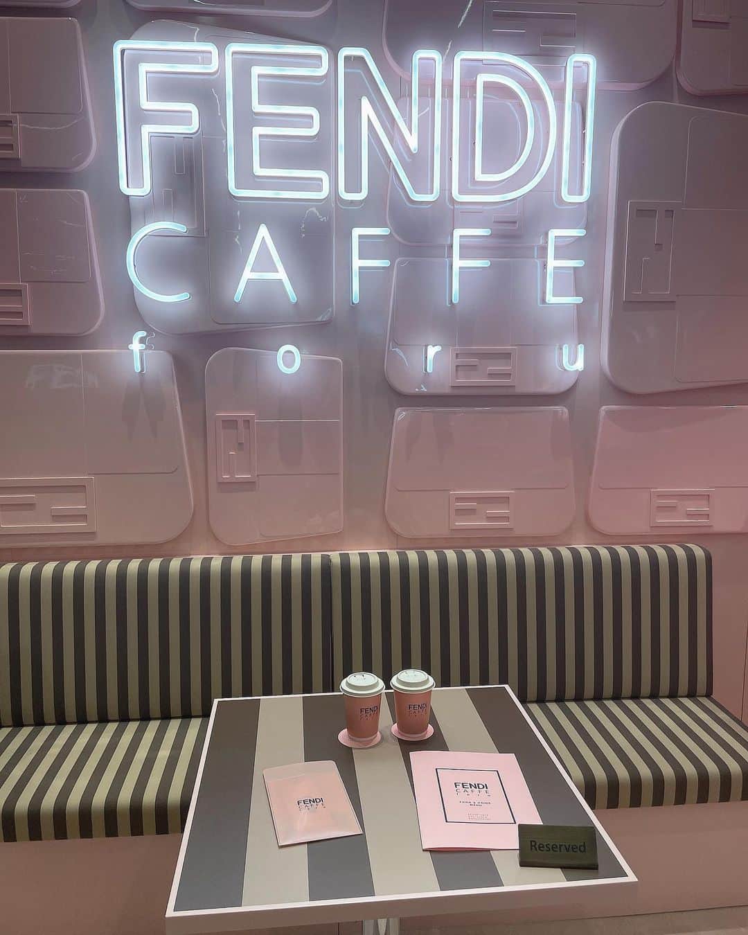 𝐊𝐎𝐘𝐔𝐏𝐈𝐏𝐈 さんのインスタグラム写真 - (𝐊𝐎𝐘𝐔𝐏𝐈𝐏𝐈 Instagram)「🩰💗🪑  pink🏳️‍⚧️  #fendiカフェ  #fendicafe」1月20日 16時04分 - pipi____style
