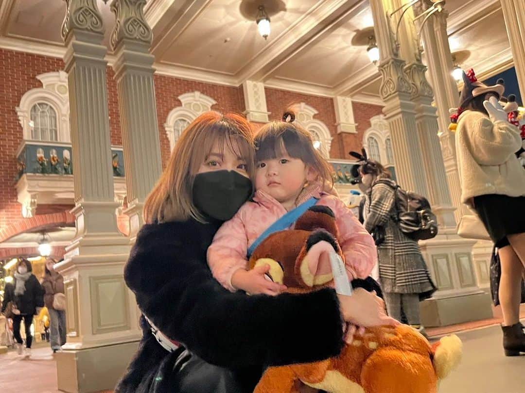 辺見玲菜のインスタグラム：「ランドだと乗れるもの多くて楽しいよね😇🎡 ベイマックスもやっと乗れるようになったよ😳  #赤ちゃん #赤ちゃんあるある #赤ちゃんのいる生活 #赤ちゃんとの暮らし #ベビー #ベビーファッション #ベビーフォト  #baby #babys #babygap #babygirl #babyfashion #babyphotography #instababy #2歳半　#新米ママ　#ベビー　#女の子ベビー　#女の子ママ　#親バカ部　#7月生まれ　#成長記録　#育児記録　#娘　#乳児」