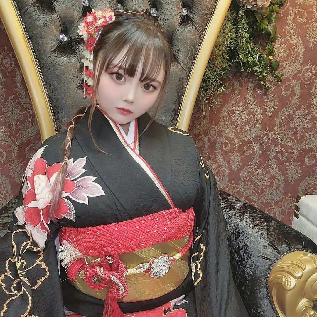 玉響桃乃さんのインスタグラム写真 - (玉響桃乃Instagram)「👘⁡ ⁡ 初めての振袖撮影👘⁡ ⁡ 成人式の案内が未だに来ないので一生成人できない玉響です🤔⁡ ⁡ 人生初めての振袖撮影を呉服のなまいさんに捧げてきました📸⁡ 撮っていただいたデータはレタッチをお願い中なので後ほど~❣️⁡ ⁡ 私はヘアスタイルも振袖も全部おまかせしたのですが完璧すぎませんか？💮💮💮⁡ めちゃくちゃ種類があって選びきれないよ~！⁡ いっぱいいっぱい自撮りも撮ったのでちょくちょくアップしていこうかな🎶⁡ ⁡ 前撮りも後撮りも呉服のなまいさんにおまかせしちゃお🫶⁡ ⁡ ┈┈┈┈┈┈┈┈┈┈⁡ ⁡ PR @gofuku_namai  #横浜着物レンタル #袴 #振袖 #着物レンタル #着物撮影 #横浜フォトスタジオ #袴撮影 #呉服のなまい #振袖コーデ #横浜男袴」1月20日 16時40分 - tamayurahimeno