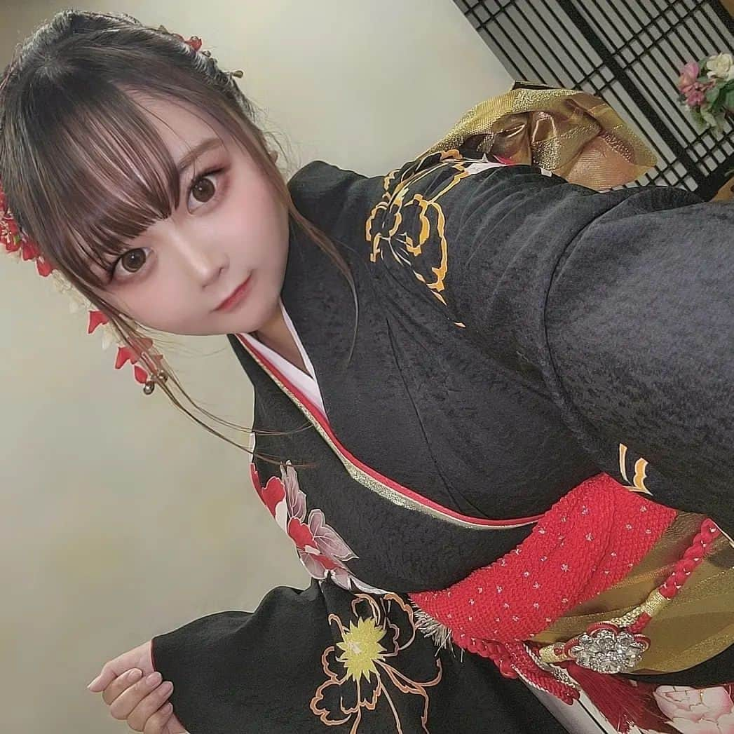 玉響桃乃さんのインスタグラム写真 - (玉響桃乃Instagram)「👘⁡ ⁡ 初めての振袖撮影👘⁡ ⁡ 成人式の案内が未だに来ないので一生成人できない玉響です🤔⁡ ⁡ 人生初めての振袖撮影を呉服のなまいさんに捧げてきました📸⁡ 撮っていただいたデータはレタッチをお願い中なので後ほど~❣️⁡ ⁡ 私はヘアスタイルも振袖も全部おまかせしたのですが完璧すぎませんか？💮💮💮⁡ めちゃくちゃ種類があって選びきれないよ~！⁡ いっぱいいっぱい自撮りも撮ったのでちょくちょくアップしていこうかな🎶⁡ ⁡ 前撮りも後撮りも呉服のなまいさんにおまかせしちゃお🫶⁡ ⁡ ┈┈┈┈┈┈┈┈┈┈⁡ ⁡ PR @gofuku_namai  #横浜着物レンタル #袴 #振袖 #着物レンタル #着物撮影 #横浜フォトスタジオ #袴撮影 #呉服のなまい #振袖コーデ #横浜男袴」1月20日 16時40分 - tamayurahimeno