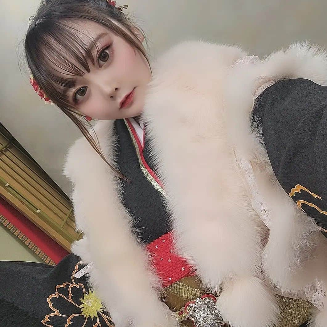 玉響桃乃のインスタグラム：「👘⁡ ⁡ 初めての振袖撮影👘⁡ ⁡ 成人式の案内が未だに来ないので一生成人できない玉響です🤔⁡ ⁡ 人生初めての振袖撮影を呉服のなまいさんに捧げてきました📸⁡ 撮っていただいたデータはレタッチをお願い中なので後ほど~❣️⁡ ⁡ 私はヘアスタイルも振袖も全部おまかせしたのですが完璧すぎませんか？💮💮💮⁡ めちゃくちゃ種類があって選びきれないよ~！⁡ いっぱいいっぱい自撮りも撮ったのでちょくちょくアップしていこうかな🎶⁡ ⁡ 前撮りも後撮りも呉服のなまいさんにおまかせしちゃお🫶⁡ ⁡ ┈┈┈┈┈┈┈┈┈┈⁡ ⁡ PR @gofuku_namai  #横浜着物レンタル #袴 #振袖 #着物レンタル #着物撮影 #横浜フォトスタジオ #袴撮影 #呉服のなまい #振袖コーデ #横浜男袴」